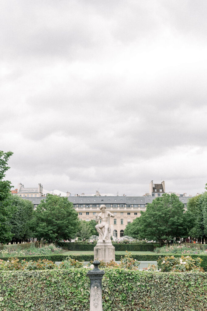 An engagement photo session in the heart of Paris